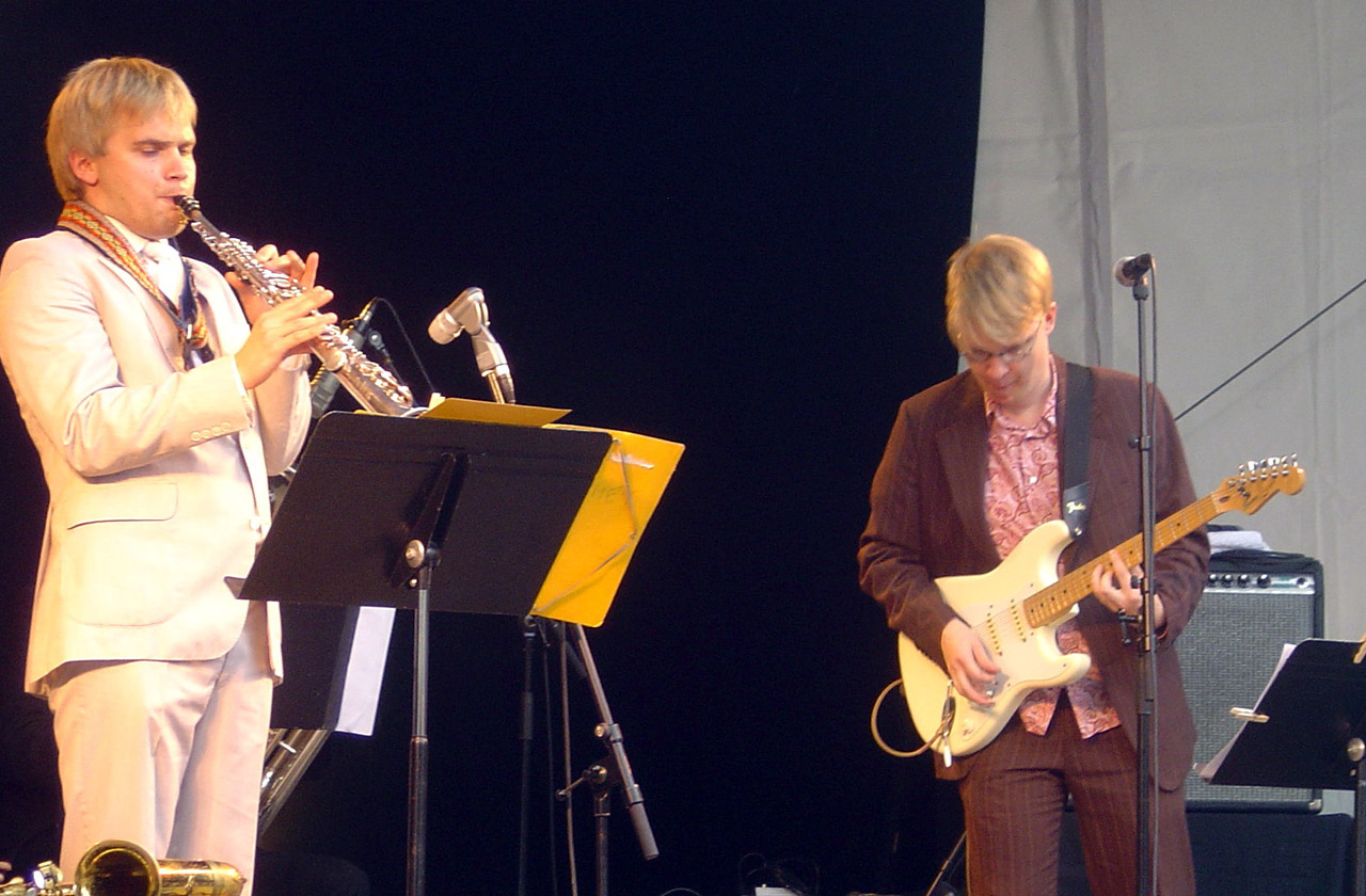 Mikko Innanen and Esa Onttonen playing at Les Rendez-vous de l'Erdre in Nantes in 2006.